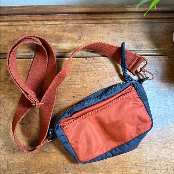 EUC Madewell - The Sport Fanny/Crossbody Bag in Colorblock in Dark Baltic Multi - Picture 3 of 10